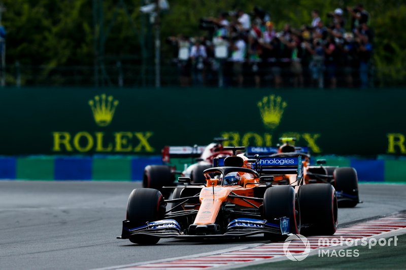Carlos Sainz Jr., McLaren MCL34, precede Lando Norris, McLaren MCL34