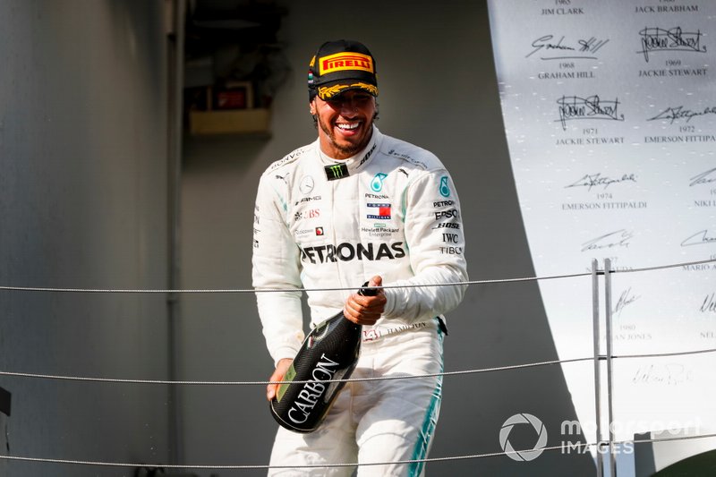 Podio: ganador de la carrera Lewis Hamilton, Mercedes AMG F1 celebra