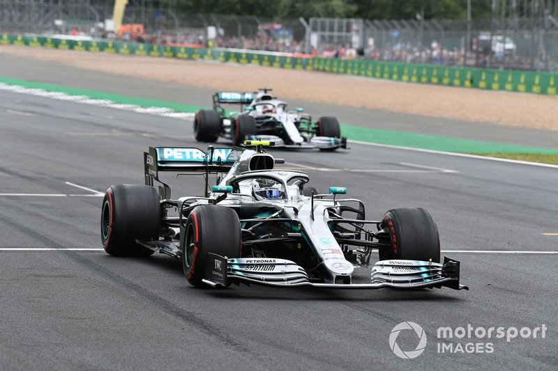 Valtteri Bottas, Mercedes AMG W10 y Lewis Hamilton, Mercedes AMG F1 W10, practica una salida al final de la PL2