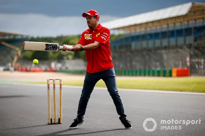 Sebastian Vettel, Ferrari, jugando a cricket 