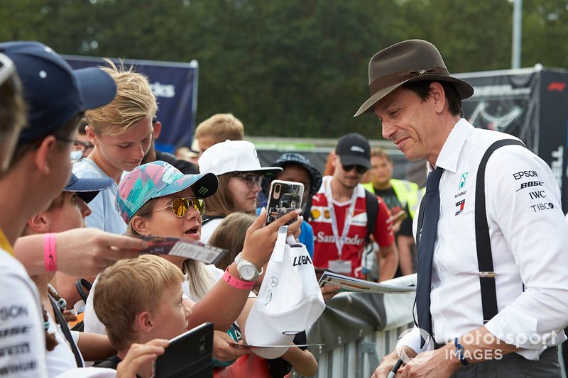 Toto Wolff, Executive Director (Business), Mercedes AMG takes a selfie with a fan 