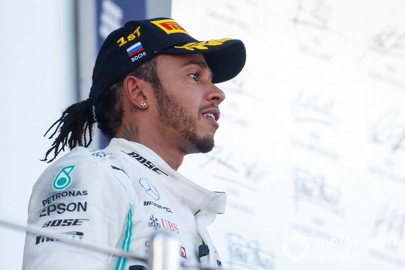 Il vincitore della gara Lewis Hamilton, Mercedes AMG F1, festeggia sul podio