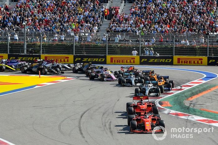 Sebastian Vettel, Ferrari SF90, precede Charles Leclerc, Ferrari SF90, Lewis Hamilton, Mercedes AMG F1 W10, Carlos Sainz Jr., McLaren MCL34, Valtteri Bottas, Mercedes AMG W10, Lando Norris, McLaren MCL34 e il resto delle auto all'inizio della gara