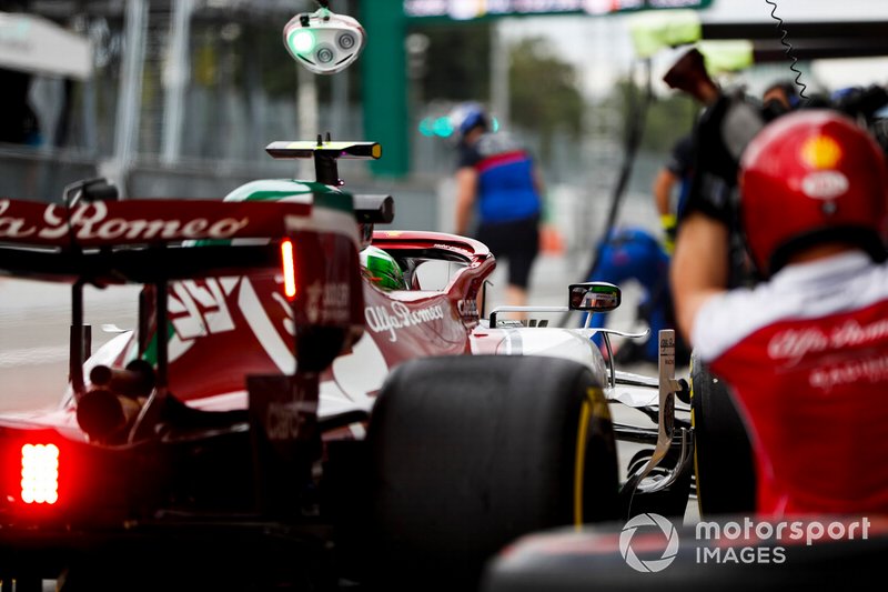 Antonio Giovinazzi, Alfa Romeo Racing C38, fa un pit stop durante le prove