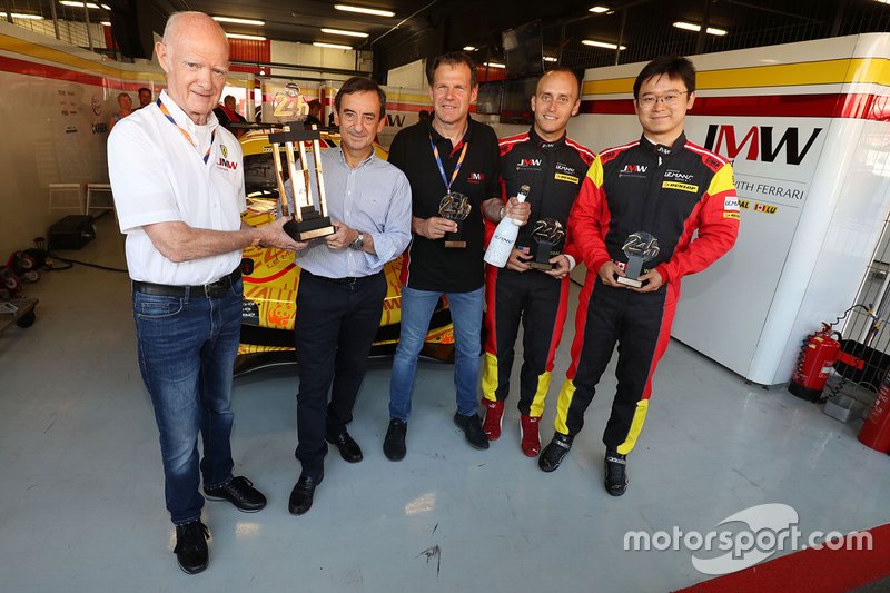 Pierre Fillon consegna i trofei per il podio di Le Mans a Jim McWhirter, Tim Sugden e i piloti Jeffrey Segal e Wei Lu, JMW Motorsport 