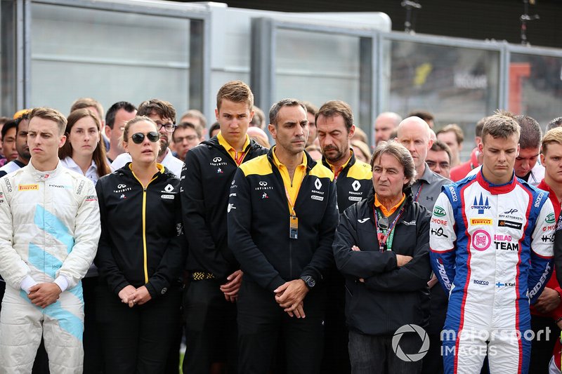 Callum Ilott, Sauber Junior Team by Charouz, Cyril Abiteboul, Managing Director, Renault F1 Team and Anthoine Hubert stand on the grid for the memorial of Anthoine Hubert