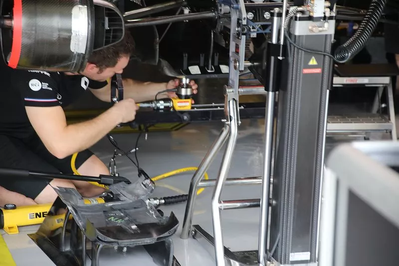 Un mecánico trabaja en el Renault F1 Team R.S.19