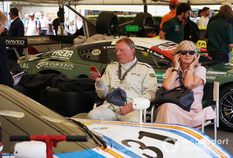 Ray Mallock en frente del Aston Martin Nimrod