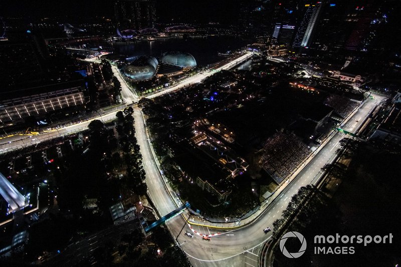 Charles Leclerc, Ferrari SF90, precede Lewis Hamilton, Mercedes AMG F1 W10