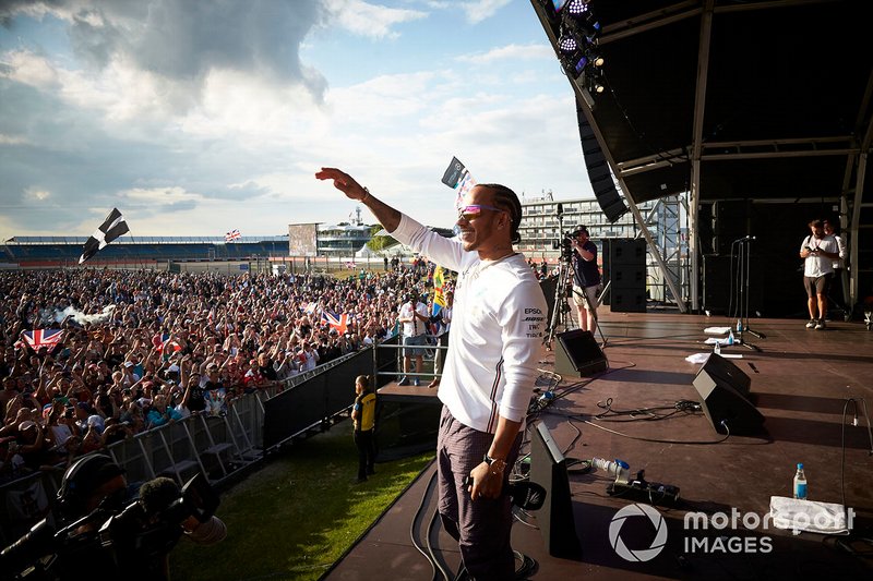 Lewis Hamilton, Mercedes AMG F1 celebra con los aficionados, desde el escenario