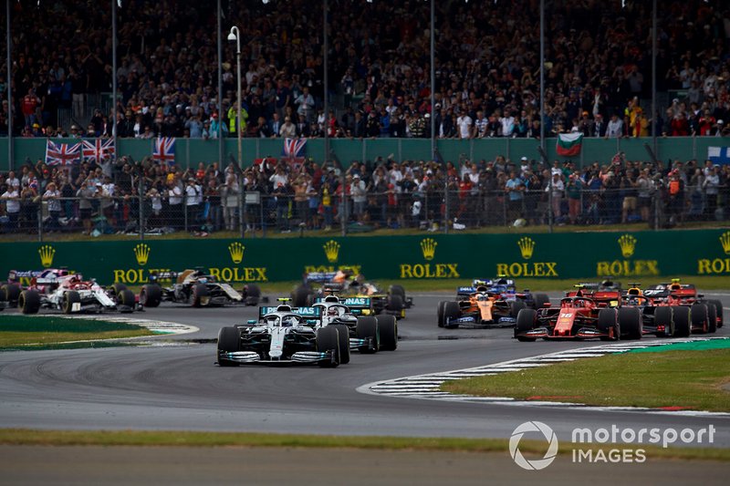 Valtteri Bottas, Mercedes AMG W10, precede Lewis Hamilton, Mercedes AMG F1 W10, Charles Leclerc, Ferrari SF90, Max Verstappen, Red Bull Racing RB15, Sebastian Vettel, Ferrari SF90, Pierre Gasly, Red Bull Racing RB15, e il resto delle auto all'inizio