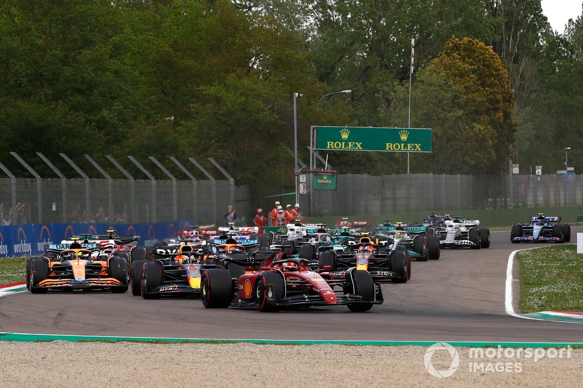 Charles Leclerc, Ferrari F1-75, Max Verstappen, Red Bull Racing RB18, Lando Norris, McLaren MCL36, Sergio Perez, Red Bull Racing RB18, the rest of the field at the start