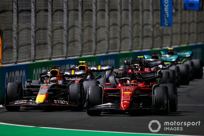Carlos Sainz Jr., Ferrari F1-75, lucha con Max Verstappen, Red Bull Racing RB18