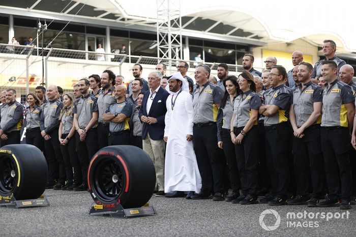 Mohammed bin Sulayem, Presidente de la FIA, con el personal de Pirelli