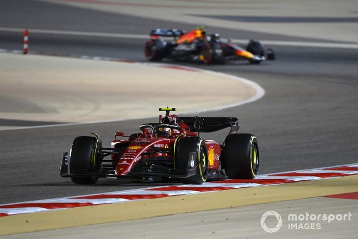 Carlos Sainz Jr, Ferrari F1-75, Sergio Pérez, Red Bull Racing RB18