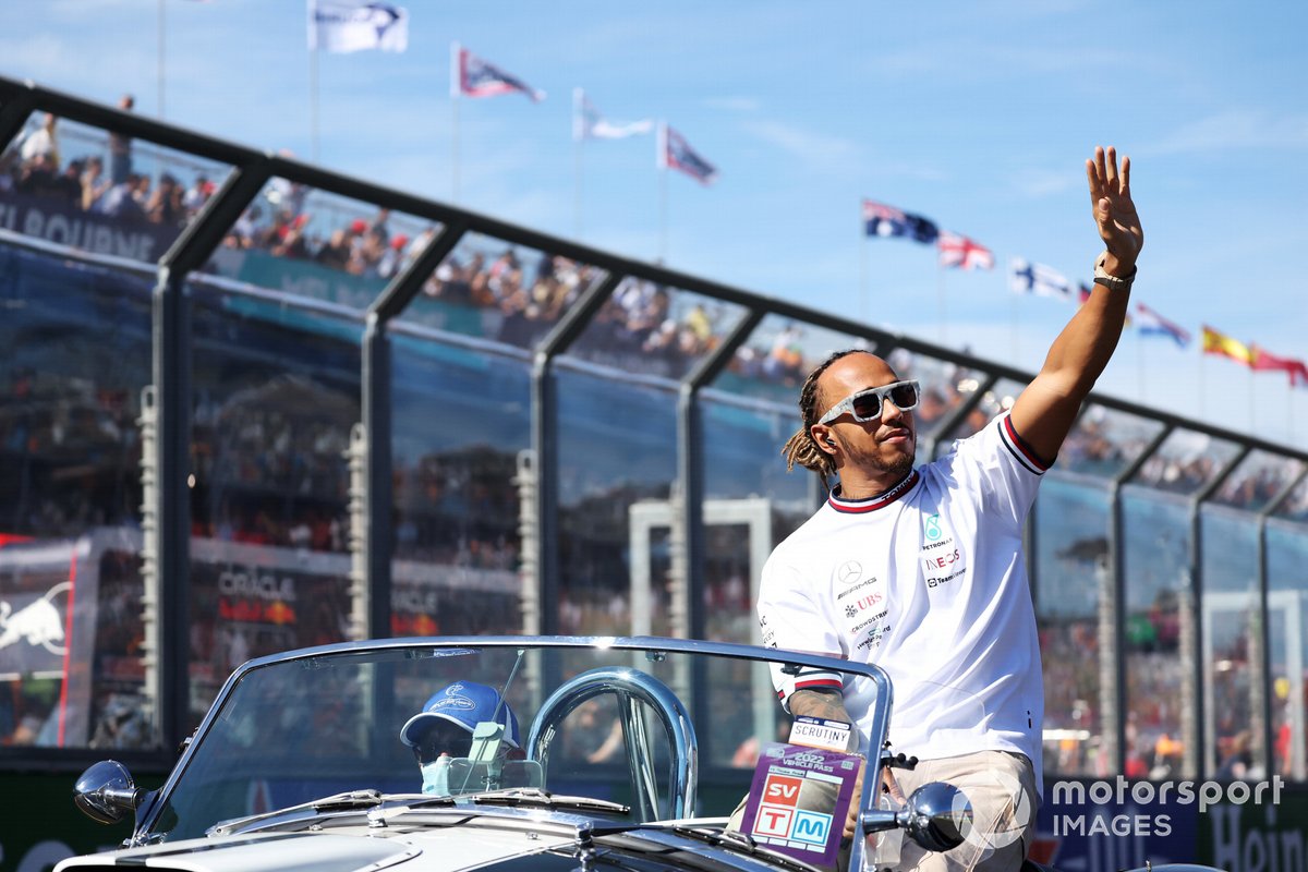 Lewis Hamilton, Mercedes W13, monta en un AC Cobra