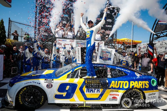 Ganador de la carrera Chase Elliott, Hendrick Motorsports, NAPA Auto Parts Chevrolet Camaro