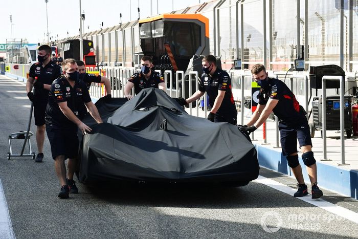 Mecánicos de Red Bull con el Red Bull Racing RB18 oculto