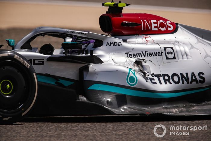 Lewis Hamilton, Mercedes W13, con un agujero en su pontón