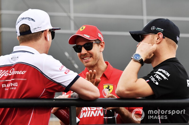 Kimi Raikkonen, Alfa Romeo Racing, Sebastian Vettel, Ferrari, ve Valtteri Bottas, Mercedes AMG F1, pilotlar geçit töreninde