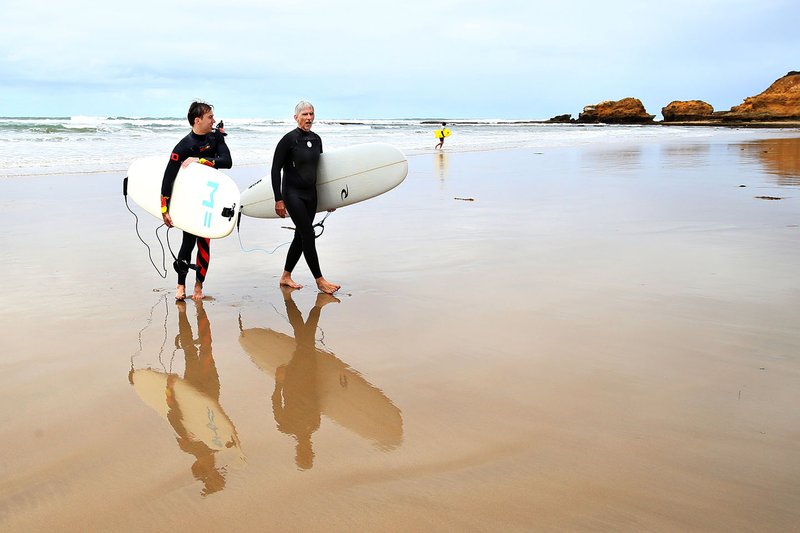 Pierre Gasly, Red Bull Racing goes surfing with Damon Hill