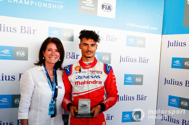 Pascal Wehrlein, Mahindra Racing receives his Julius Bär pole position trophy