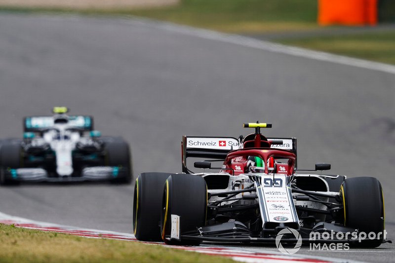 Antonio Giovinazzi, Alfa Romeo Racing C38, devant Valtteri Bottas, Mercedes AMG W10
