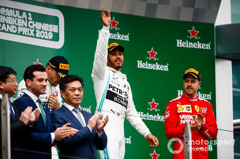 Valtteri Bottas, Mercedes AMG F1, Lewis Hamilton, Mercedes AMG F1, y Sebastian Vettel, Ferrari, en el podio