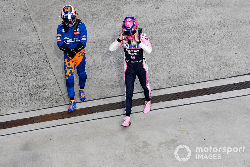 Carlos Sainz Jr., McLaren, y Lance Stroll, Racing Point, en Parc Ferme