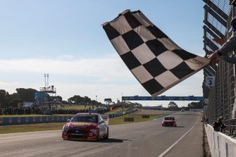 Yarış galibi Fabian Coulthard, DJR Team Penske, 2. Scott McLaughlin, DJR Team Penske Ford