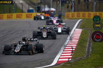 Romain Grosjean, Haas F1 Team VF-19, voor Kevin Magnussen, Haas F1 Team VF-19, en Kimi Raikkonen, Alfa Romeo Racing C38