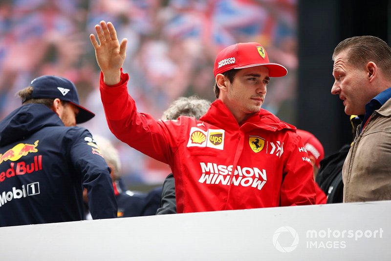 Charles Leclerc, Ferrari, habla con Jos Verstappen