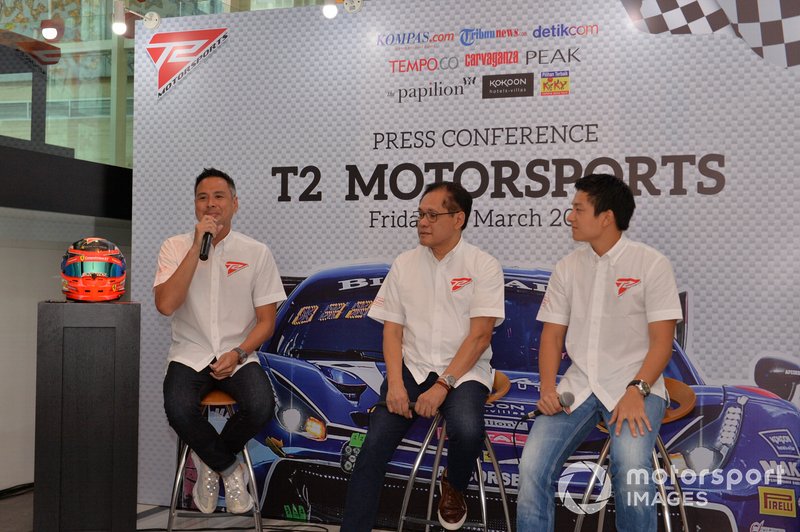 David Tjiptobiantoro, Team Principal Irmawan Poedjoadi, Rio Haryanto, T2 Motorsports