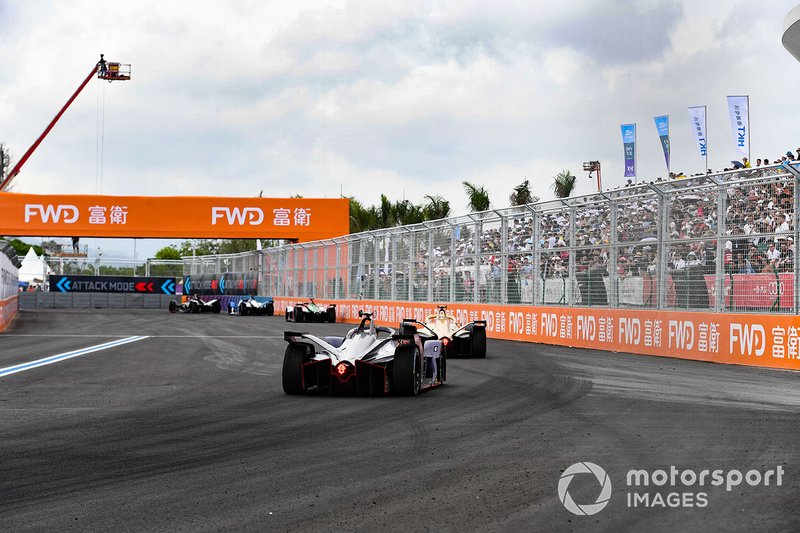 Robin Frijns, Envision Virgin Racing, Audi e-tron FE05, follows Andre Lotterer, DS TECHEETAH, DS E-Tense FE19, Daniel Abt, Audi Sport ABT Schaeffler, Audi e-tron FE05, Antonio Felix da Costa, BMW I Andretti Motorsports, BMW iFE.18, Oliver Rowland, Nissan e.Dams, Nissan IMO1