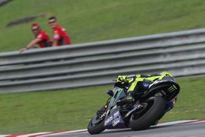 Danilo Petrucci, Ducati Team regarde Valentino Rossi, Yamaha Factory Racing