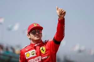 Charles Leclerc, Ferrari, lors de la parade des pilotes