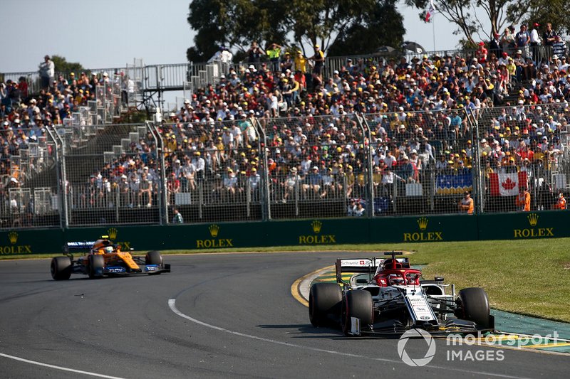 Kimi Raikkonen, Alfa Romeo Racing C38, y Lando Norris, McLaren MCL34