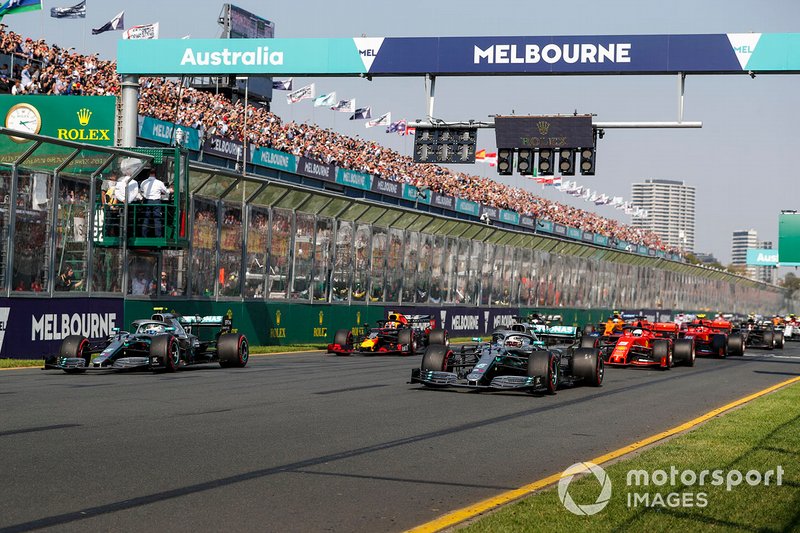 Valtteri Bottas, Mercedes AMG W10 y Lewis Hamilton, Mercedes AMG F1 W10 en la salida