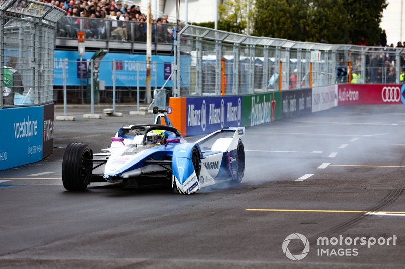 Alexander Sims, BMW I Andretti Motorsports, BMW iFE.18, senza ala anteriore dopo una collisione al primo giro