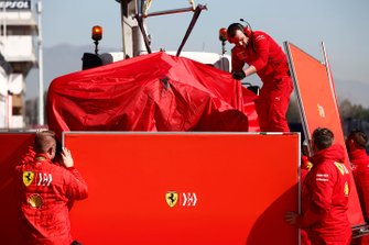 De auto van Sebastian Vettel, Ferrari SF90, keert terug in de pits