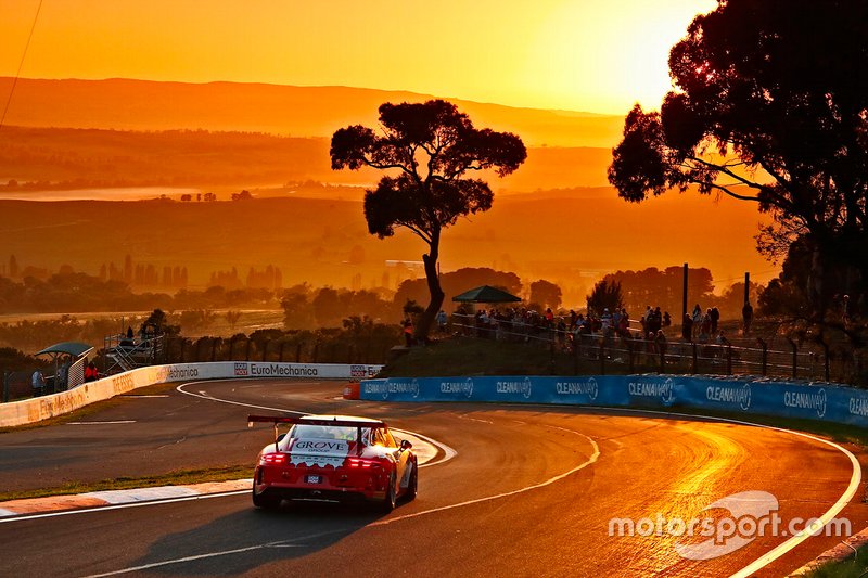 #4 Grove Racing Porsche 911 GT3 Cup: Stephen Grove, Brenton Grove, Benjamin Barker
