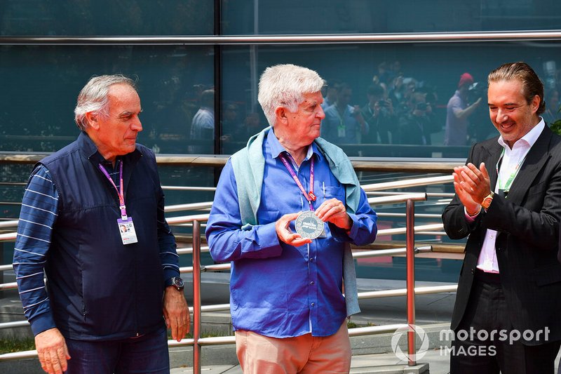Giorgio Piola, Roger Benoit, Marin Aleksov, CEO, Rosland Capital F1 1000. yarış sikkesini tanıtıyor
