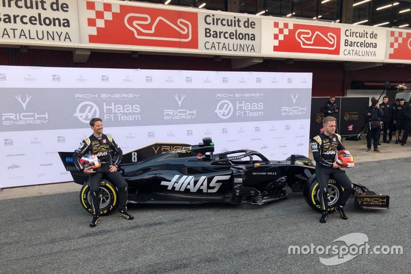 Kevin Magnussen, Haas F1 Team, Romain Grosjean, Haas F1 Team, with the new Haas VF-19