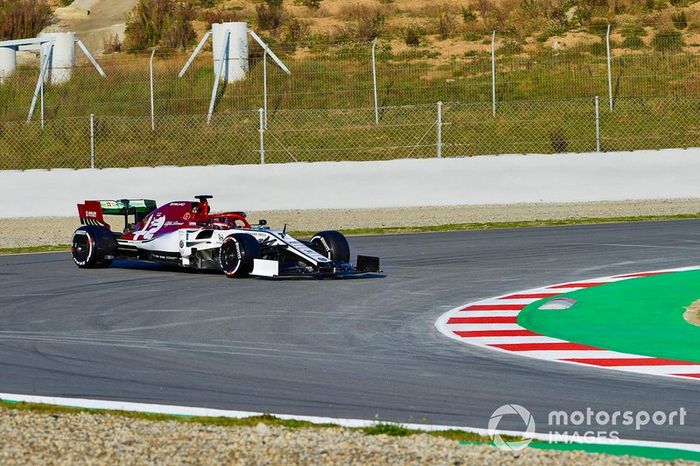 Kimi Raikkonen trompea con el Alfa Romeo Racing C38