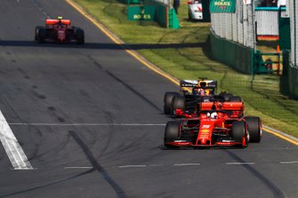 Sebastian Vettel, Ferrari SF90, devant Max Verstappen, Red Bull Racing RB15, et Charles Leclerc, Ferrari SF90