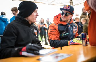 Een fan bij de signeersessie met Jeffrey Herlings