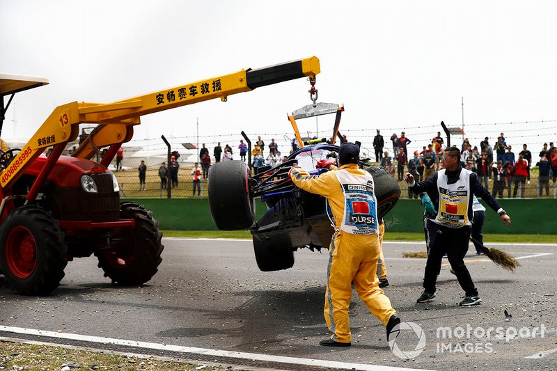 I Marshal rimuovono dal circuito la monoposto danneggiata di Alexander Albon, Toro Rosso STR14, dopo il suo incidente nelle FP3