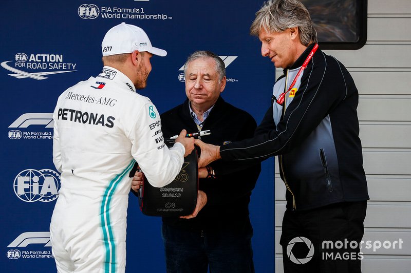 Pole man Valtteri Bottas, Mercedes AMG F1, receives his Pirelli Pole Position Award