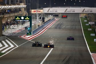 Pierre Gasly, Red Bull Racing RB15, voor Kevin Magnussen, Haas F1 Team VF-19, en Alexander Albon, Toro Rosso STR14