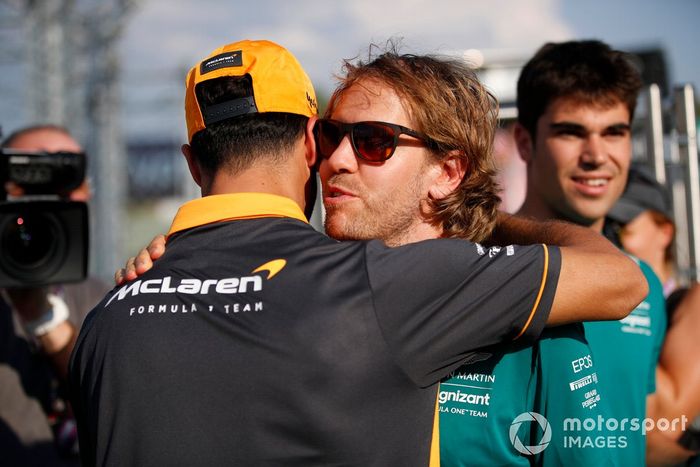 Daniel Ricciardo, McLaren, abraza a Sebastian Vettel, Aston Martin 